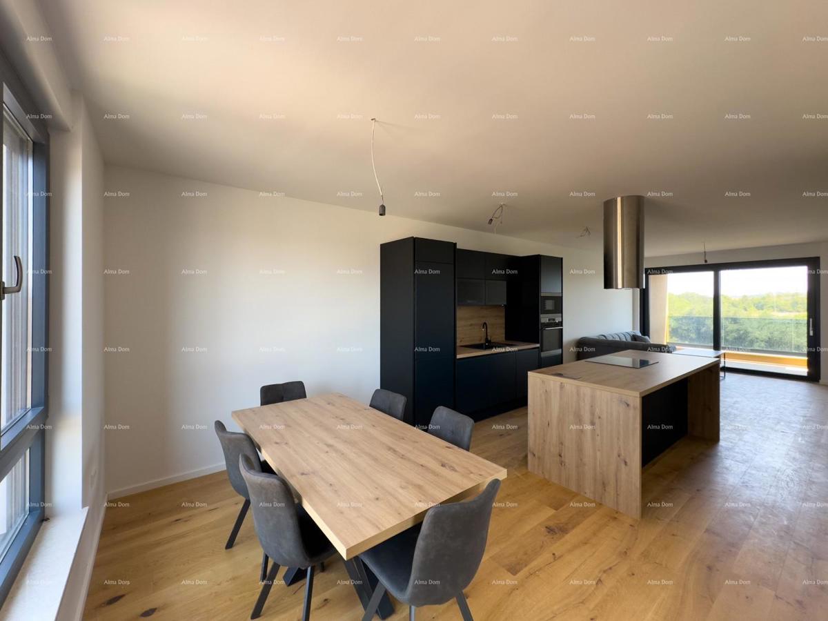 Appartamento spazioso a Pola con tre camere da letto e moderni comfort vicino al centro città