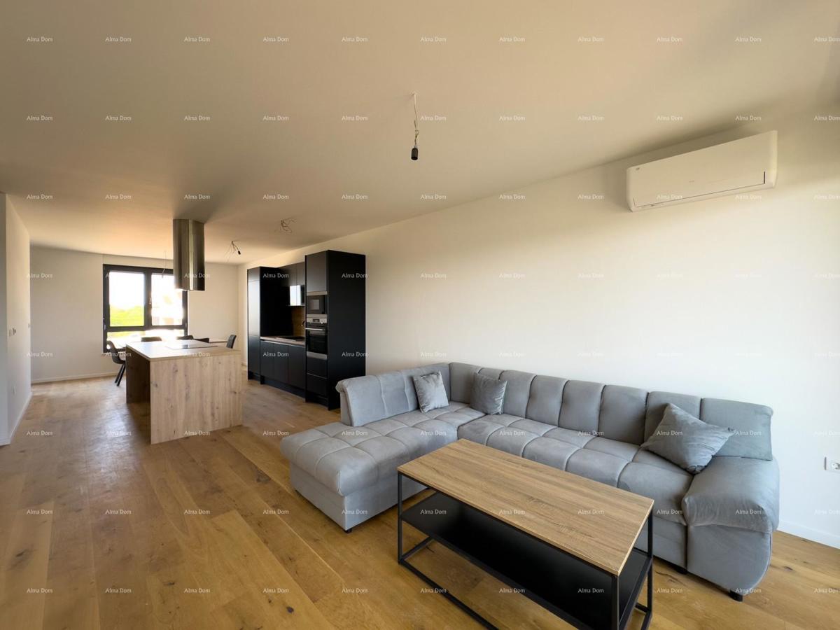 Appartamento spazioso a Pola con tre camere da letto e moderni comfort vicino al centro città