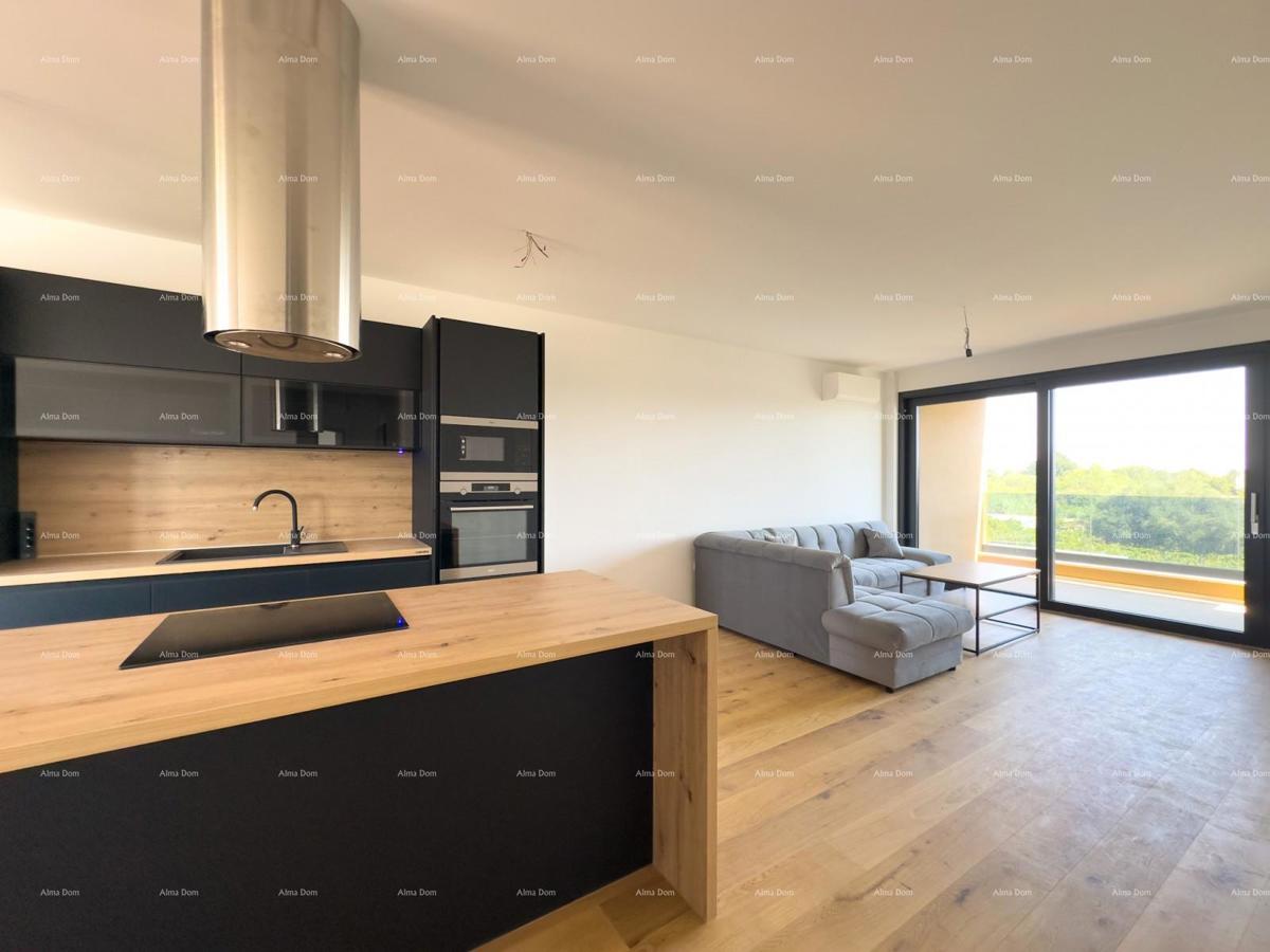 Appartamento spazioso a Pola con tre camere da letto e moderni comfort vicino al centro città