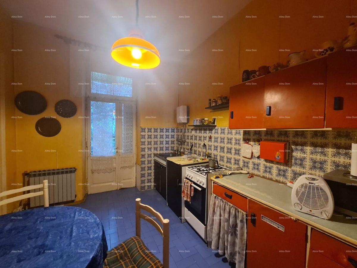 Stan al piano terra con giardino e garage – centro di Pola