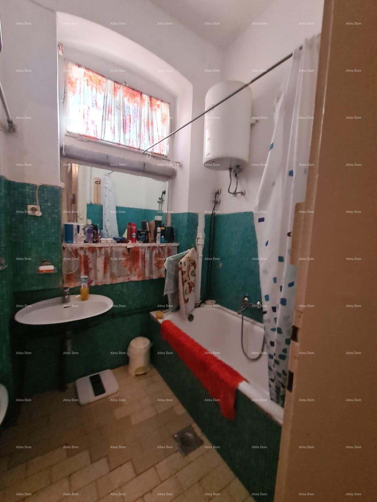 Stan al piano terra con giardino e garage – centro di Pola