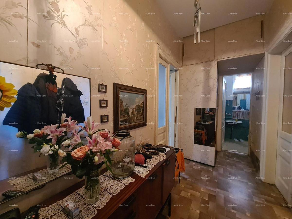 Stan al piano terra con giardino e garage – centro di Pola