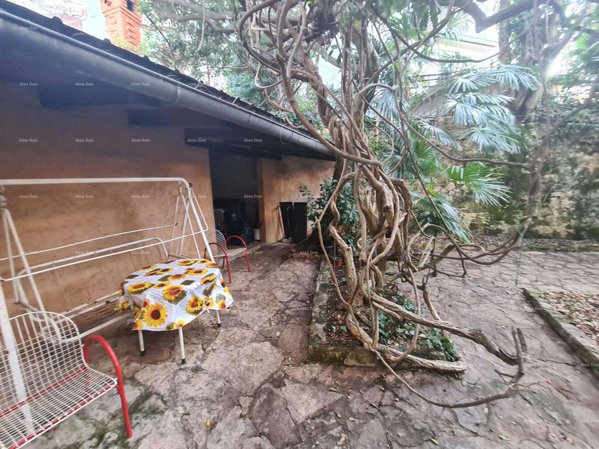 Stan al piano terra con giardino e garage – centro di Pola