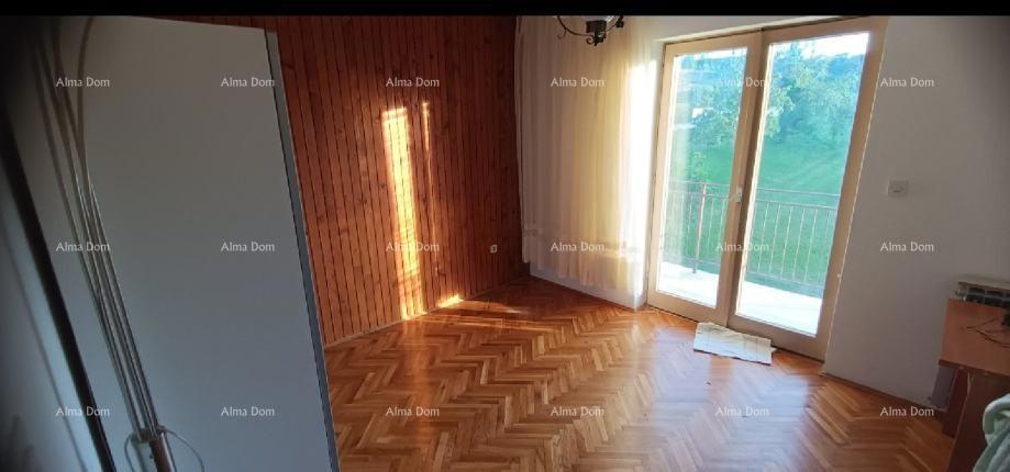 Pazin, proprietà familiare con due unità abitative e ampio giardino