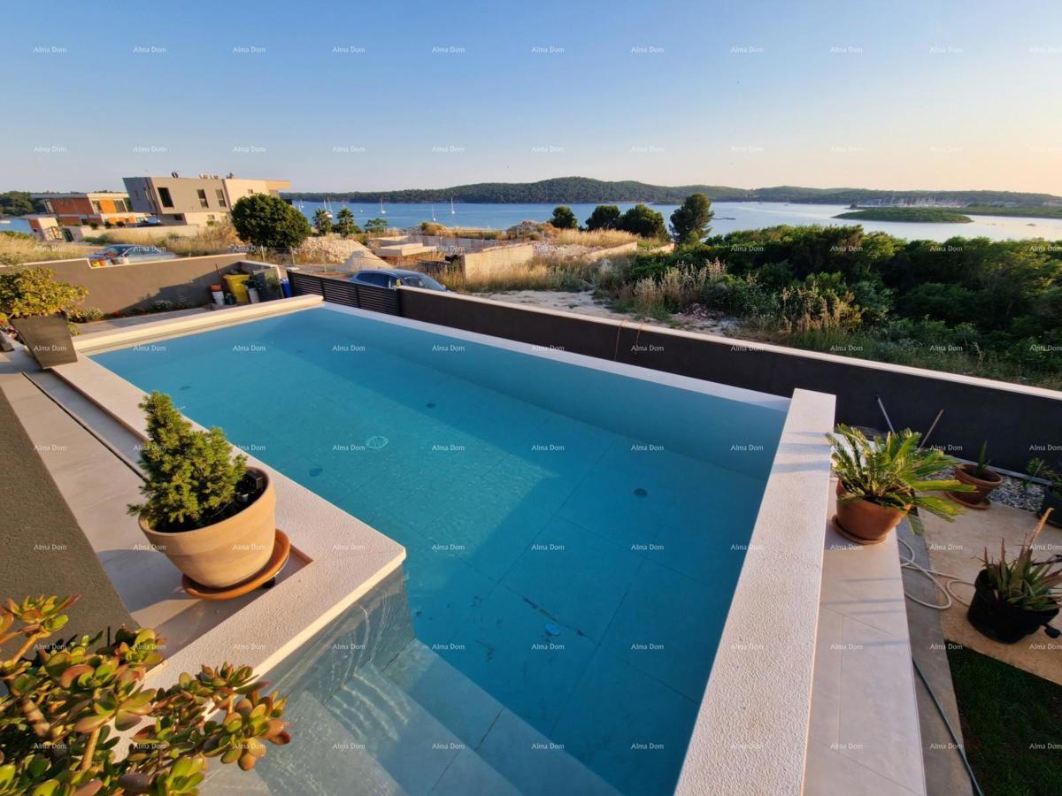 In vendita lussuosa villa a Medulin – 100 m dal mare