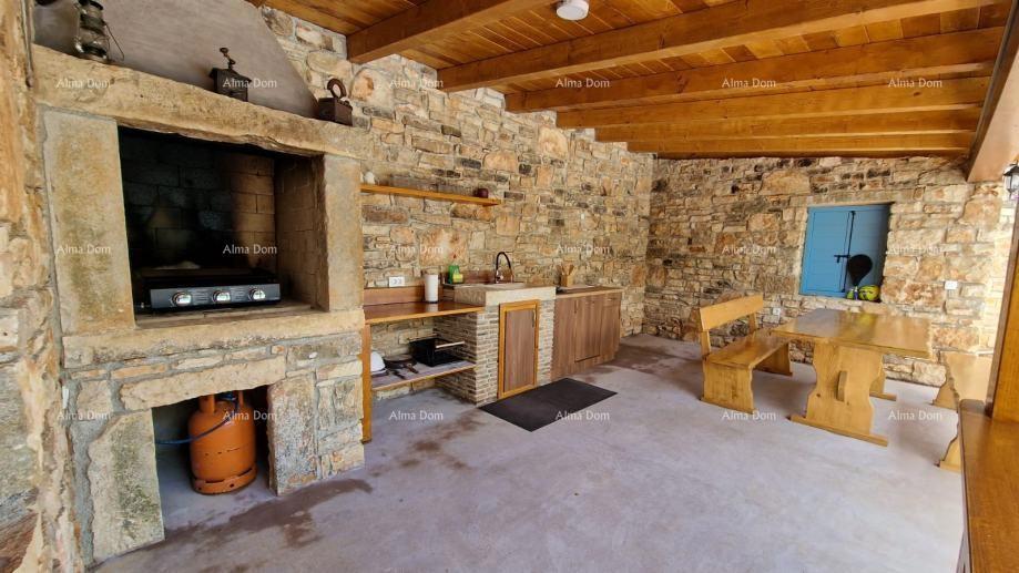 Sveti Lovreč, splendida villa in pietra con ampio giardino