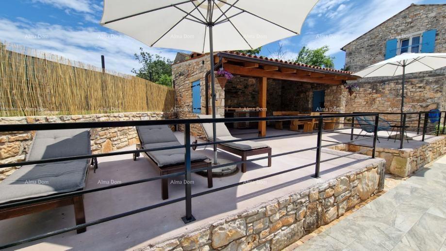 Sveti Lovreč, splendida villa in pietra con ampio giardino