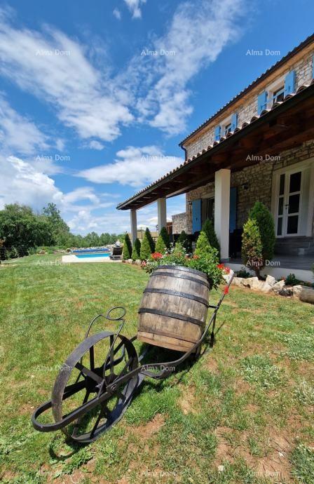 Sveti Lovreč, splendida villa in pietra con ampio giardino