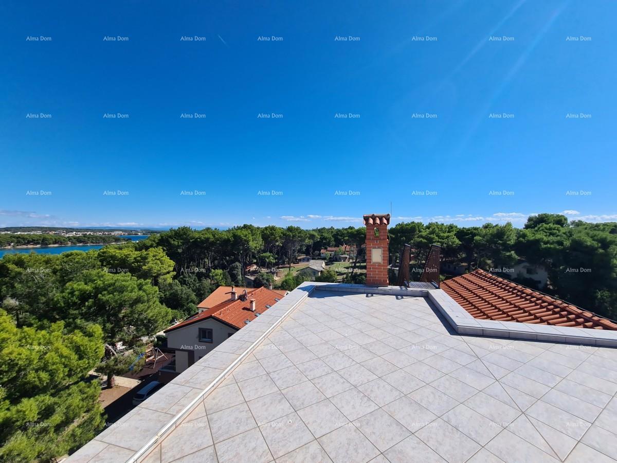 Appartamento su tre piani con terrazza sul tetto! A 100 metri dal mare.