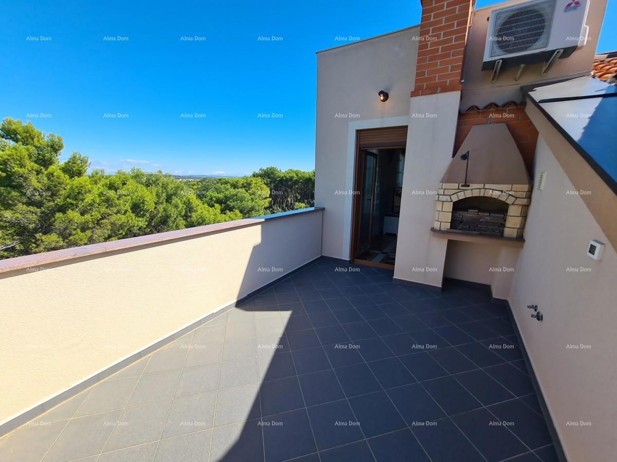 Appartamento su tre piani con terrazza sul tetto! A 100 metri dal mare.