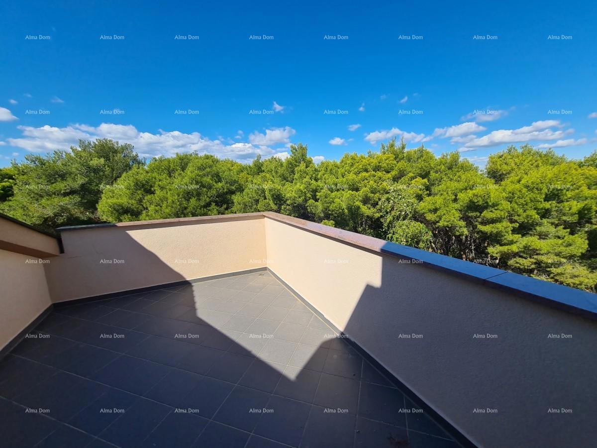 Appartamento su tre piani con terrazza sul tetto! A 100 metri dal mare.