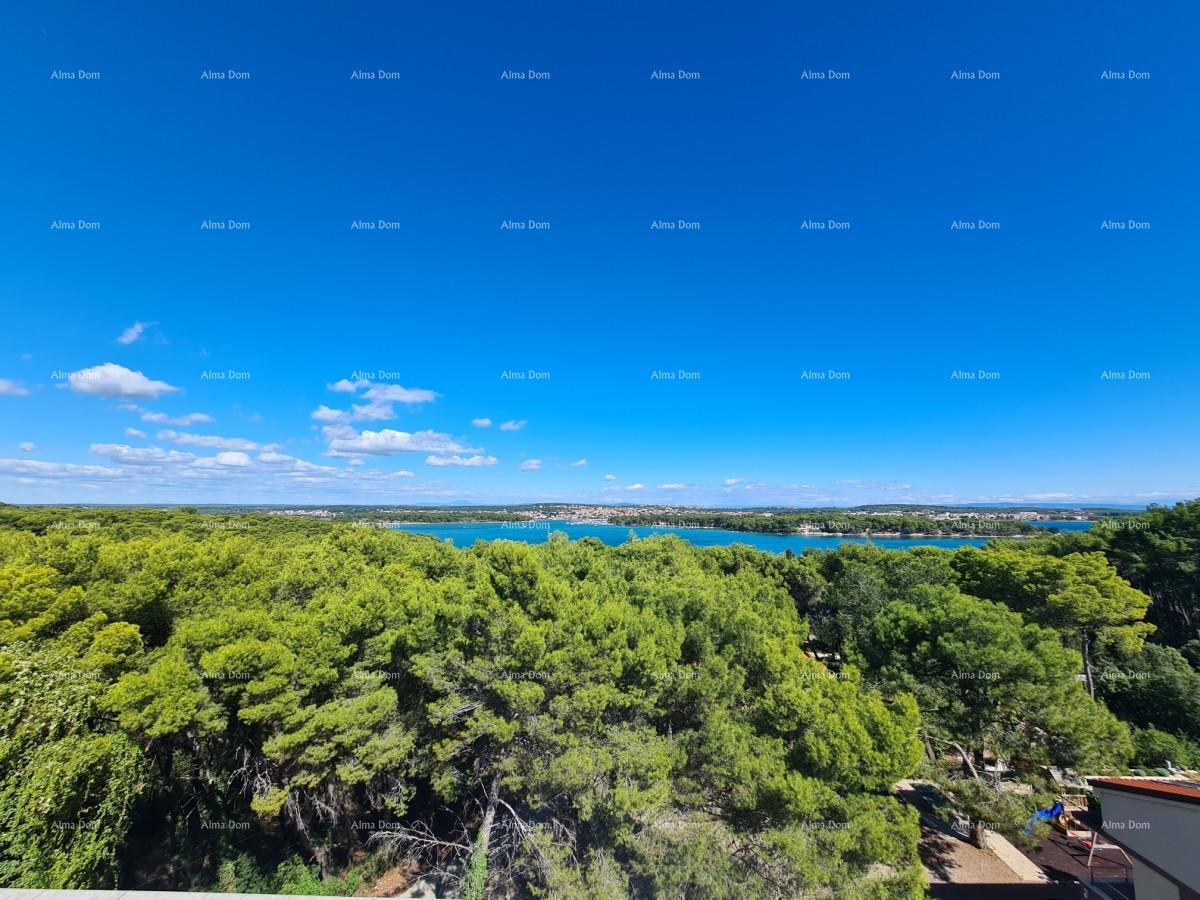 Appartamento su tre piani con terrazza sul tetto! A 100 metri dal mare.