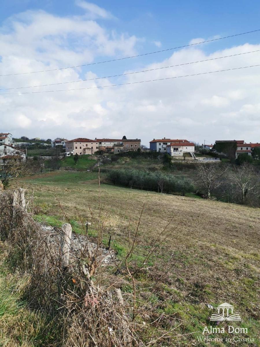 Un grande terreno edificabile con molto potenziale per la vendita!