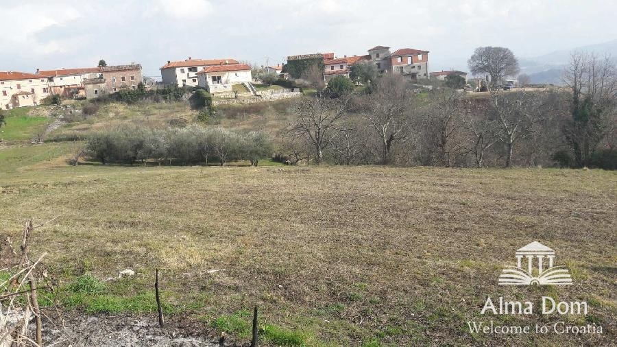 Un grande terreno edificabile con molto potenziale per la vendita!