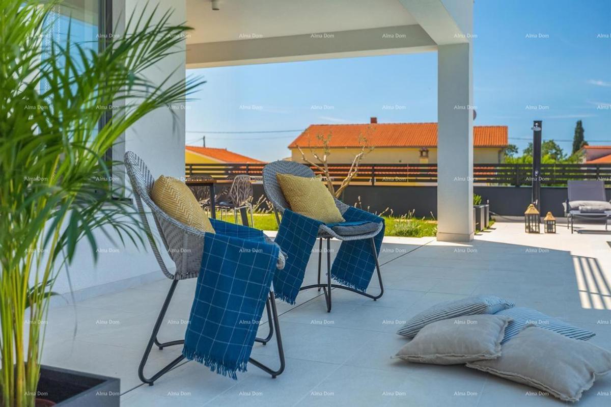 Pula Galižana. Villa con piscina, cucina all'aperto e vista mare.