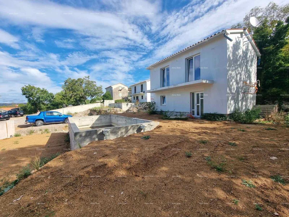 In vendita casa con piscina e vista mare – tranquillo villaggio di Raša