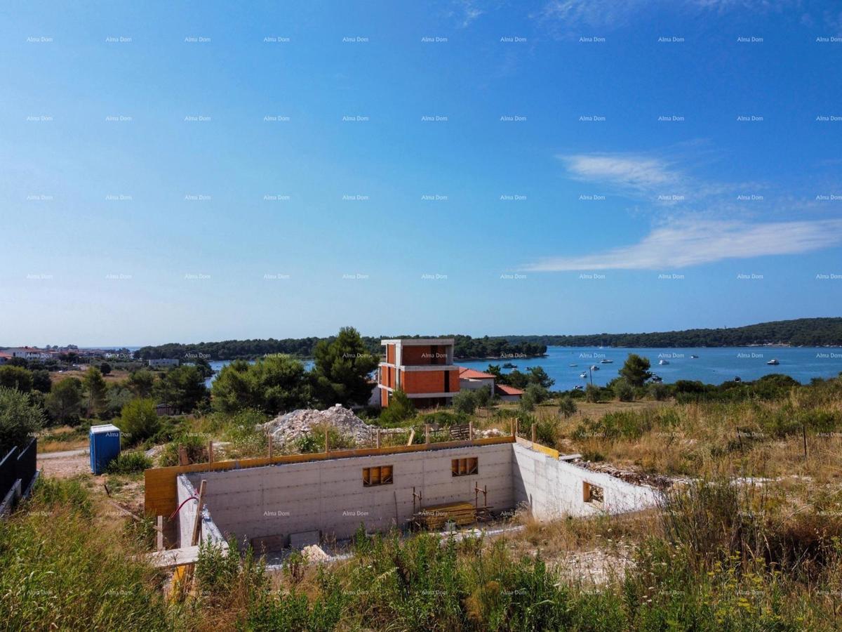 Medulin, Mukalba – Terreno edificabile con costruzione in corso.