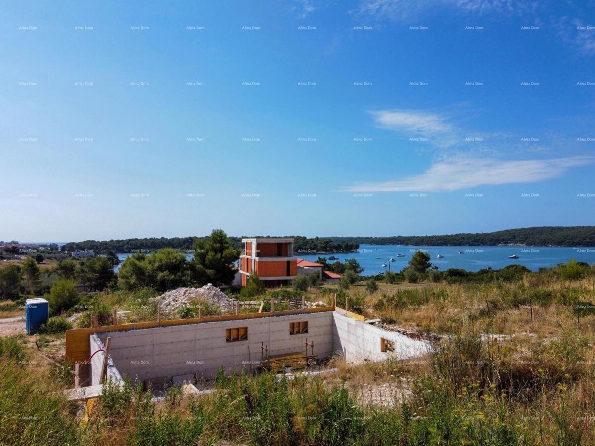 Medulin, Mukalba – Terreno edificabile con costruzione in corso.