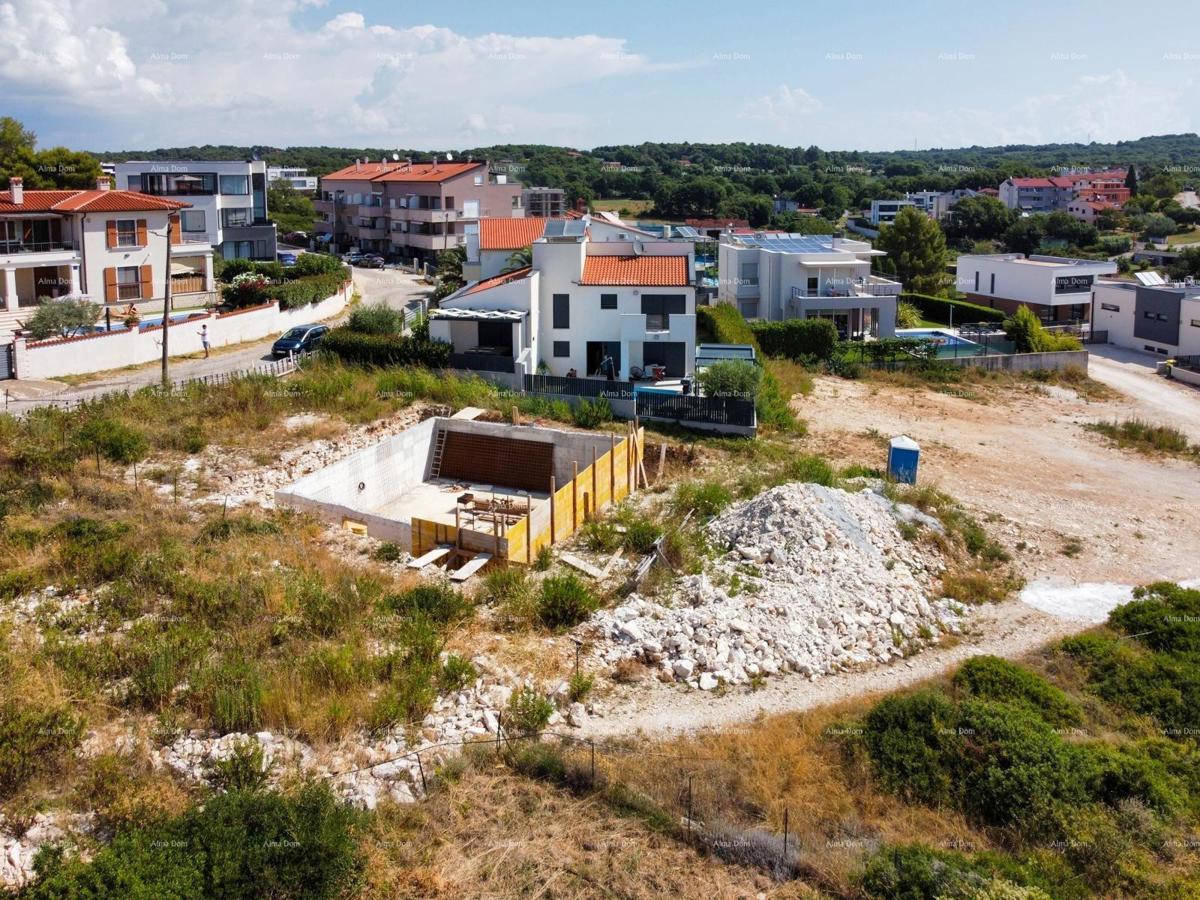 Medulin, Mukalba – Terreno edificabile con costruzione in corso.
