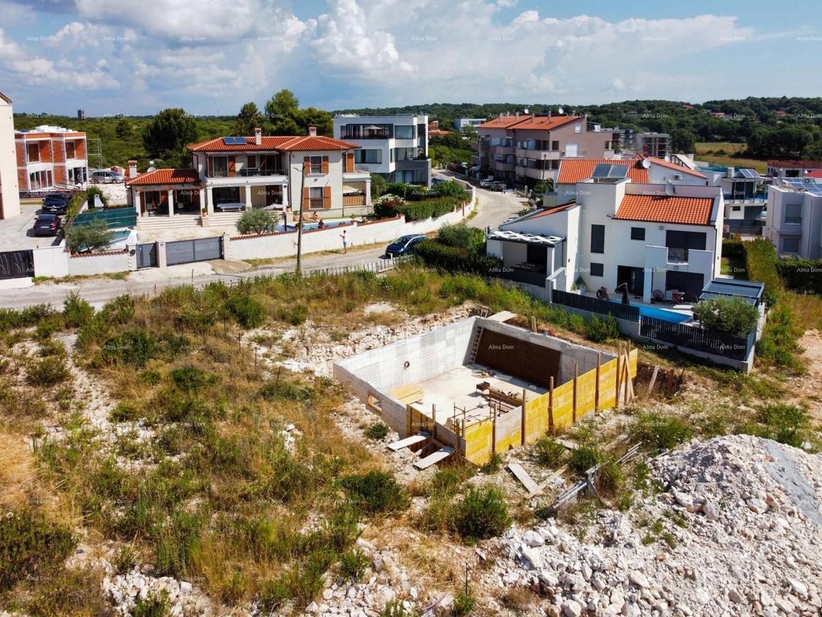 Medulin, Mukalba – Terreno edificabile con costruzione in corso.