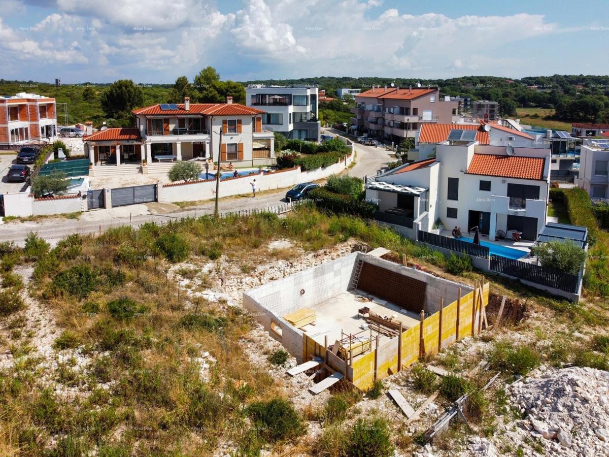 Medulin, Mukalba – Terreno edificabile con costruzione in corso.