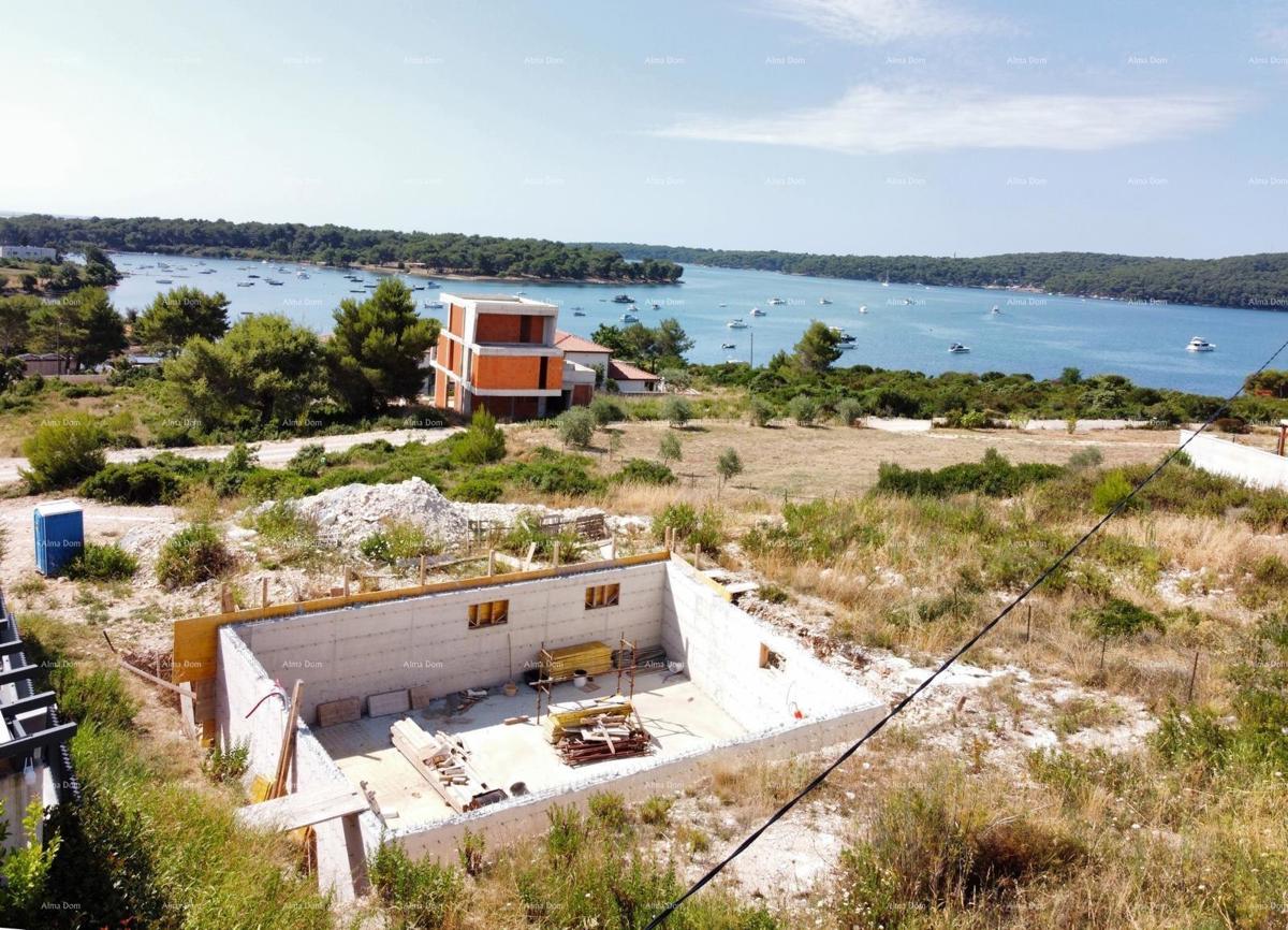 Medulin, Mukalba – Terreno edificabile con costruzione in corso.