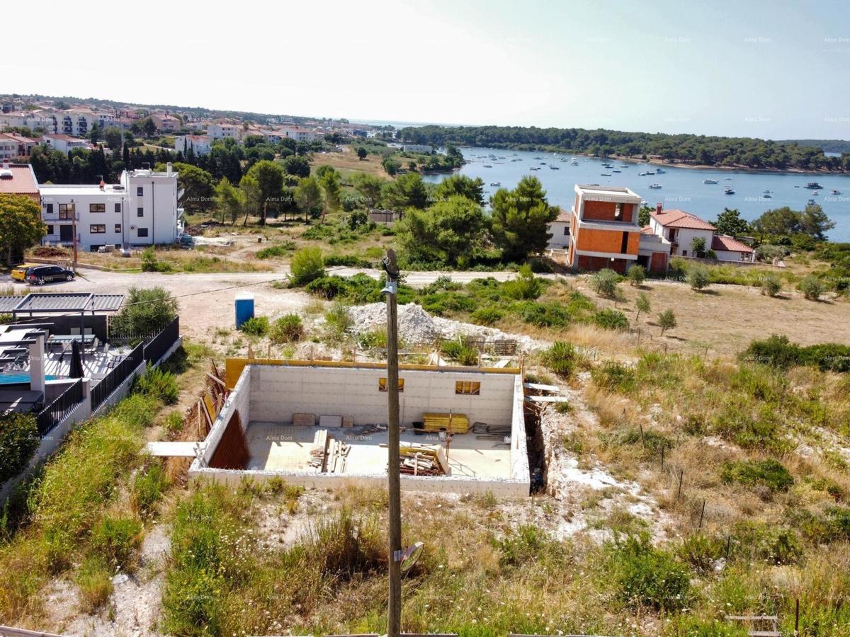 Medulin, Mukalba – Terreno edificabile con costruzione in corso.