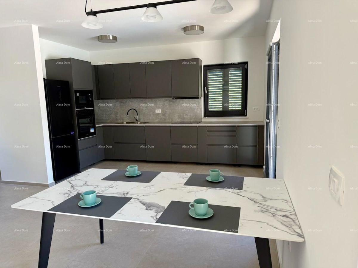 Vendita di una casa di nuova costruzione, arredata modernamente, con piscina, a Rakalj!