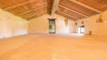 Autentica proprietà istriana vicino a Žminj – casa con grande potenziale!