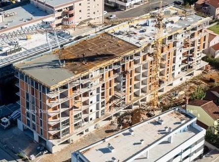 Pula! Edificio residenziale moderno con ascensore, vicino al centro. S18