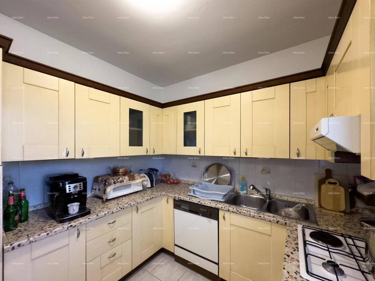 Vendiamo una casa con appartamenti in una posizione tranquilla a Medulin!