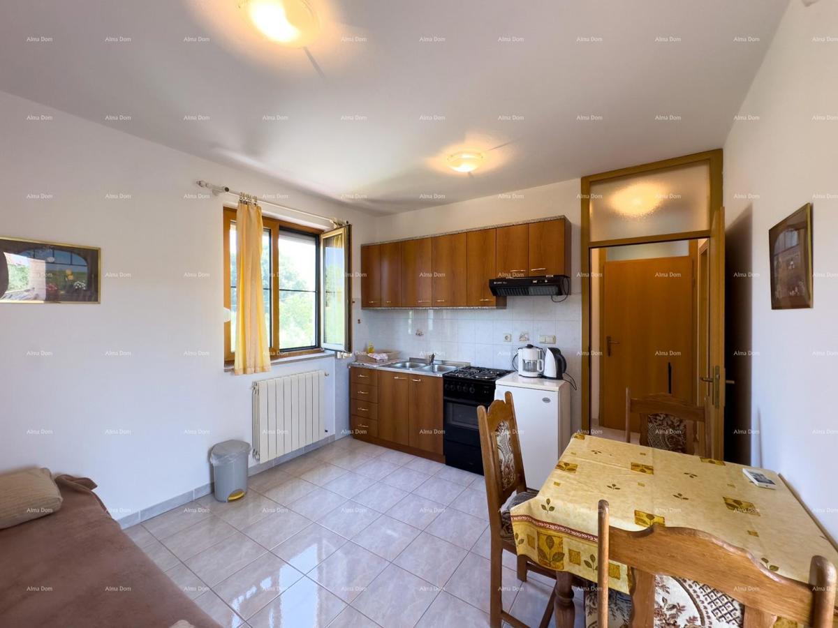 Vendiamo una casa con appartamenti in una posizione tranquilla a Medulin!