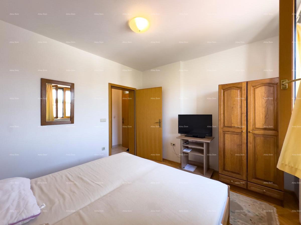 Vendiamo una casa con appartamenti in una posizione tranquilla a Medulin!