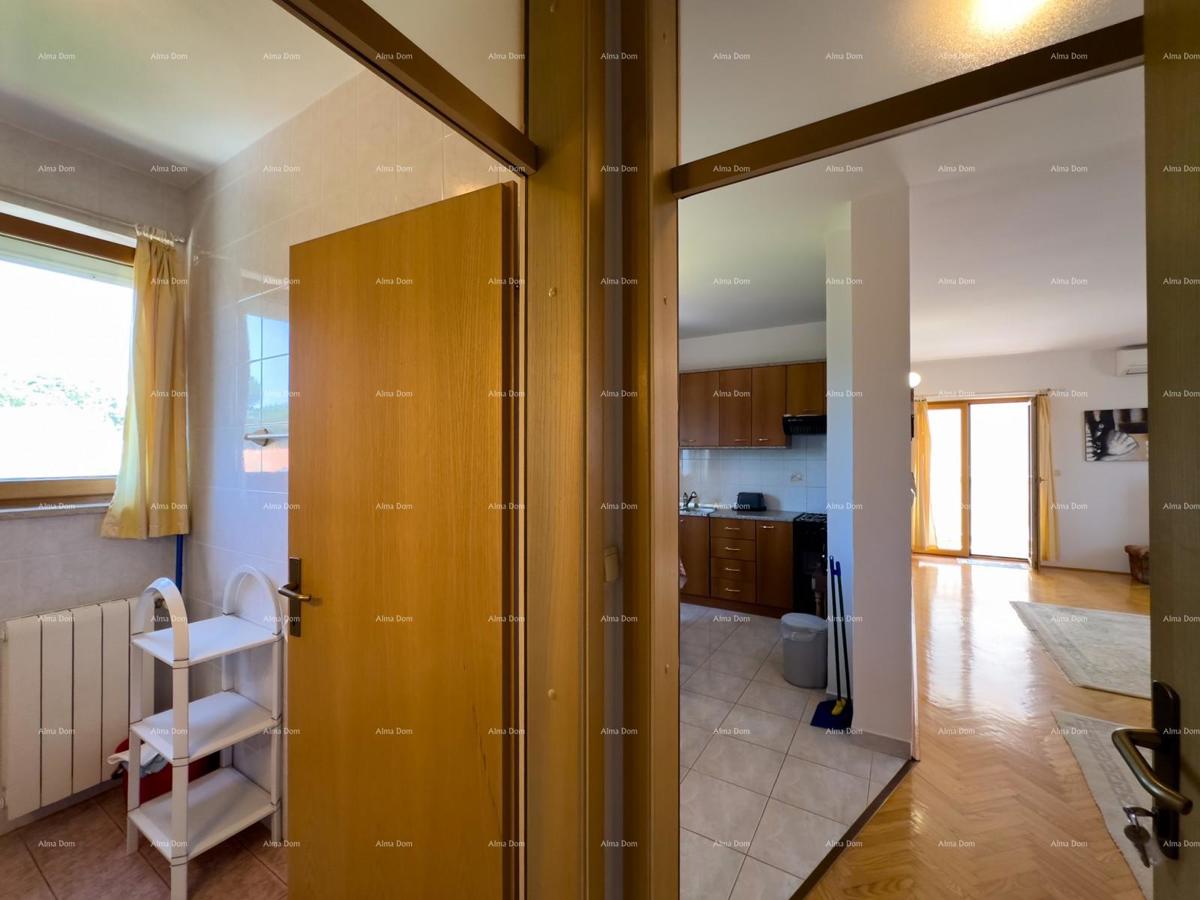 Vendiamo una casa con appartamenti in una posizione tranquilla a Medulin!