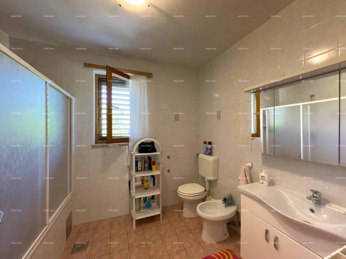 Vendiamo una casa con appartamenti in una posizione tranquilla a Medulin!