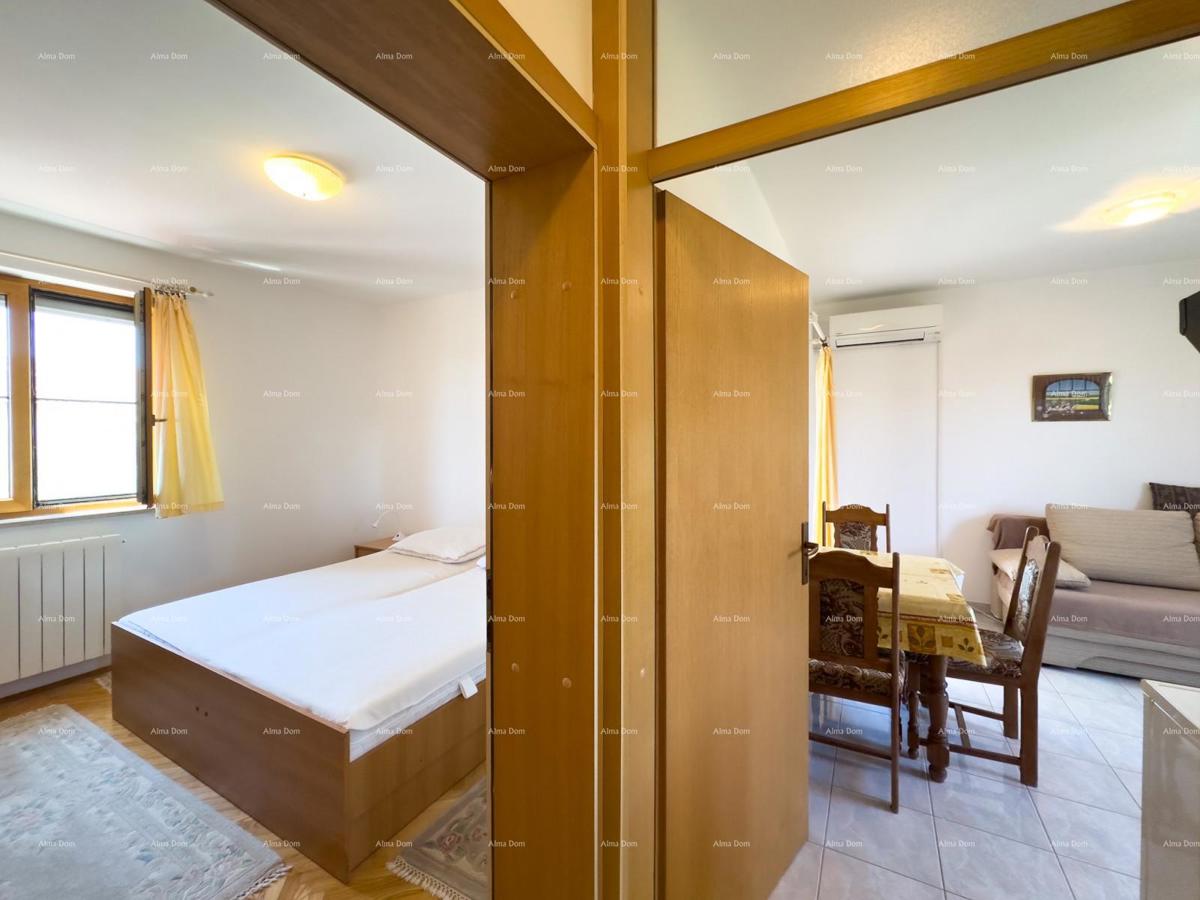 Vendiamo una casa con appartamenti in una posizione tranquilla a Medulin!