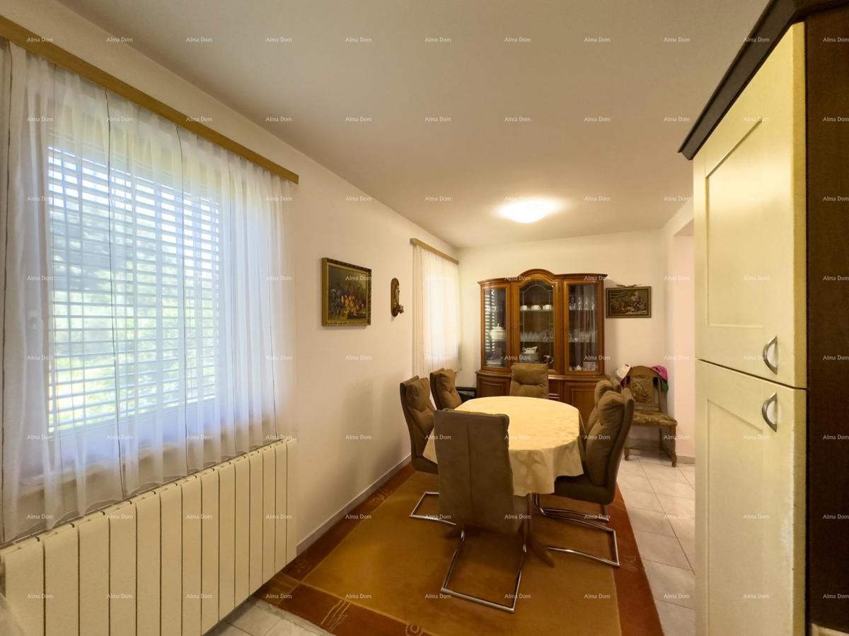 Vendiamo una casa con appartamenti in una posizione tranquilla a Medulin!