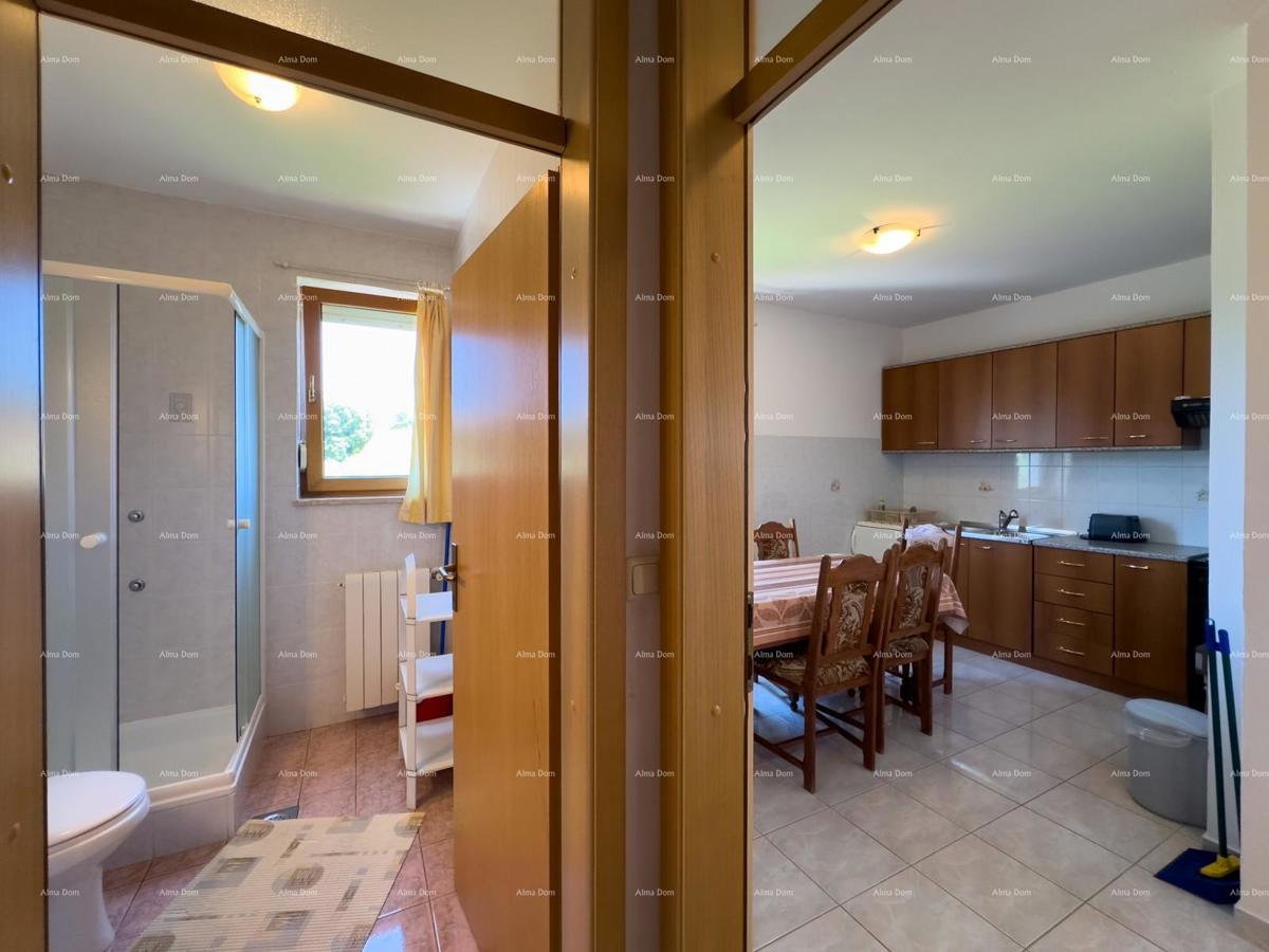 Vendiamo una casa con appartamenti in una posizione tranquilla a Medulin!