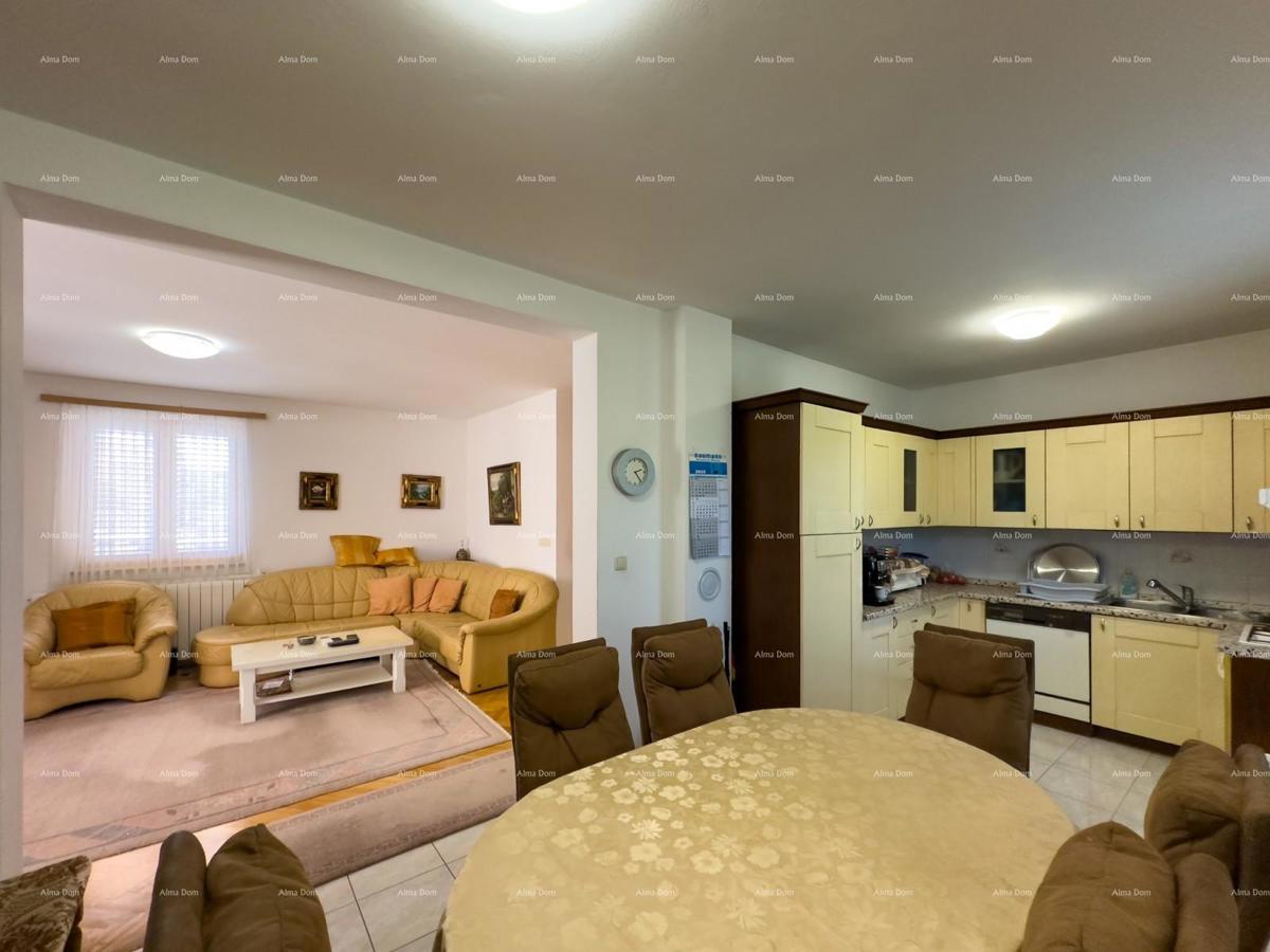 Vendiamo una casa con appartamenti in una posizione tranquilla a Medulin!