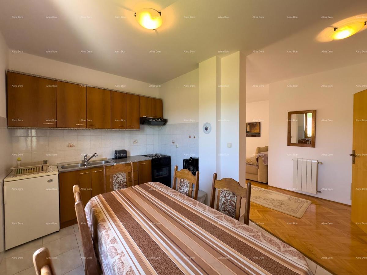 Vendiamo una casa con appartamenti in una posizione tranquilla a Medulin!