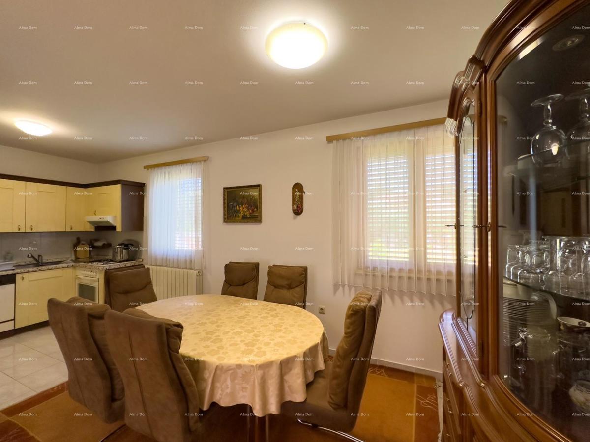 Vendiamo una casa con appartamenti in una posizione tranquilla a Medulin!