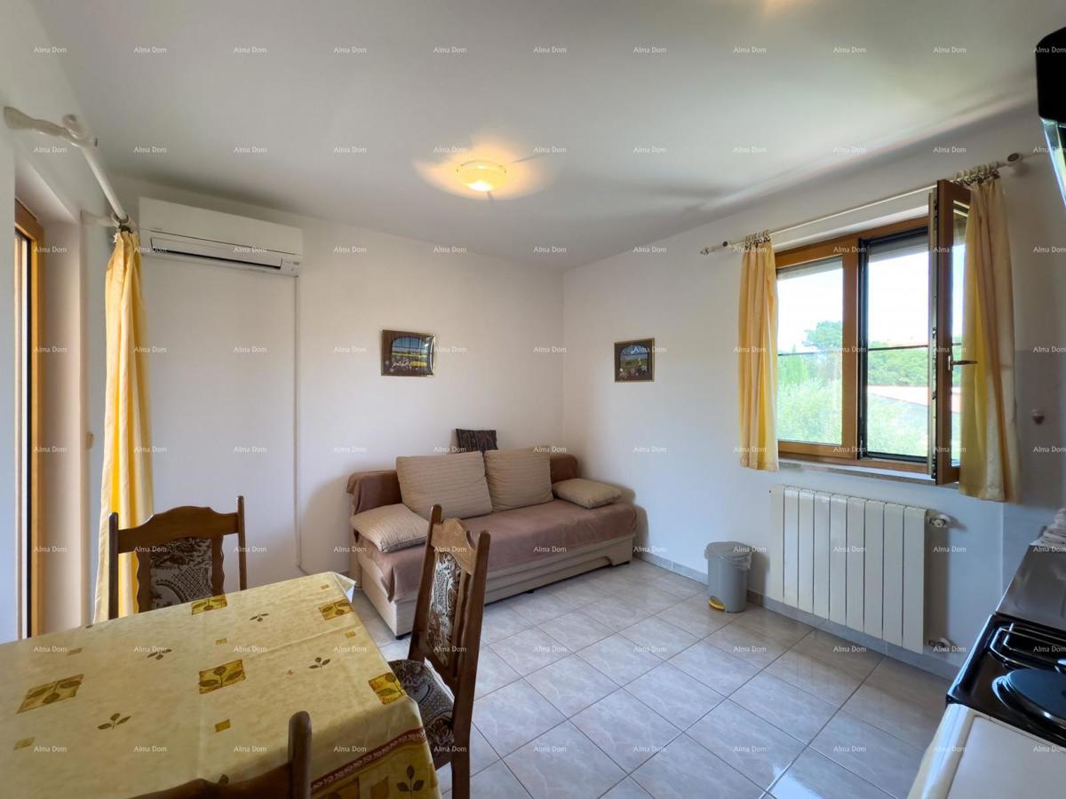 Vendiamo una casa con appartamenti in una posizione tranquilla a Medulin!