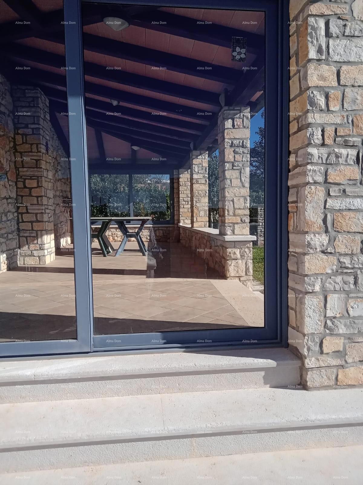 Vicino alla città di Umago. Vendesi duplex casa, 123,65 m² sulla riva del mare, a 10 metri dal mare.