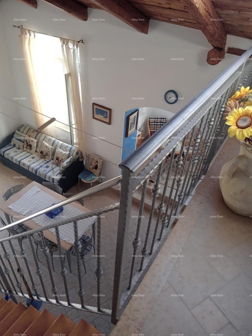 Vicino alla città di Umago. Vendesi duplex casa, 123,65 m² sulla riva del mare, a 10 metri dal mare.