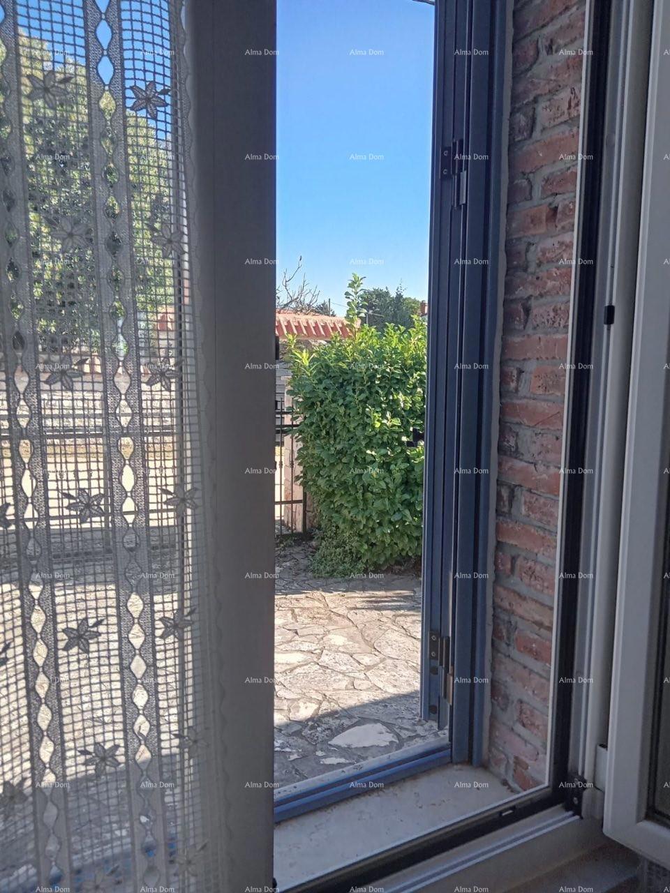 Vicino alla città di Umago. Vendesi duplex casa, 123,65 m² sulla riva del mare, a 10 metri dal mare.