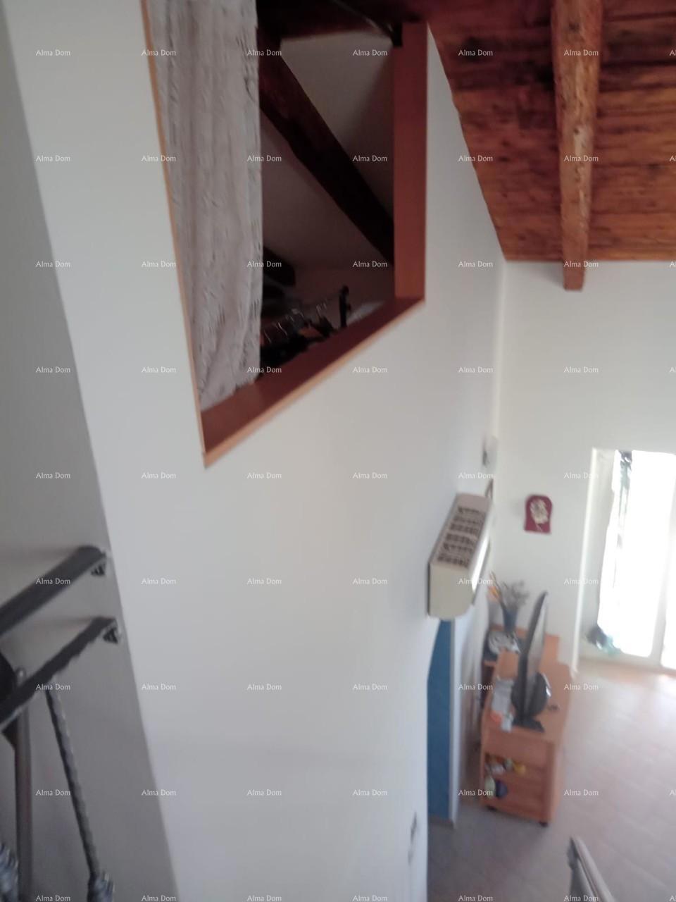 Vicino alla città di Umago. Vendesi duplex casa, 123,65 m² sulla riva del mare, a 10 metri dal mare.