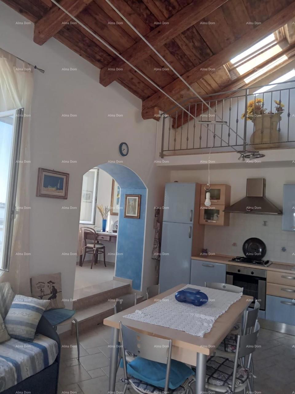 Vicino alla città di Umago. Vendesi duplex casa, 123,65 m² sulla riva del mare, a 10 metri dal mare.