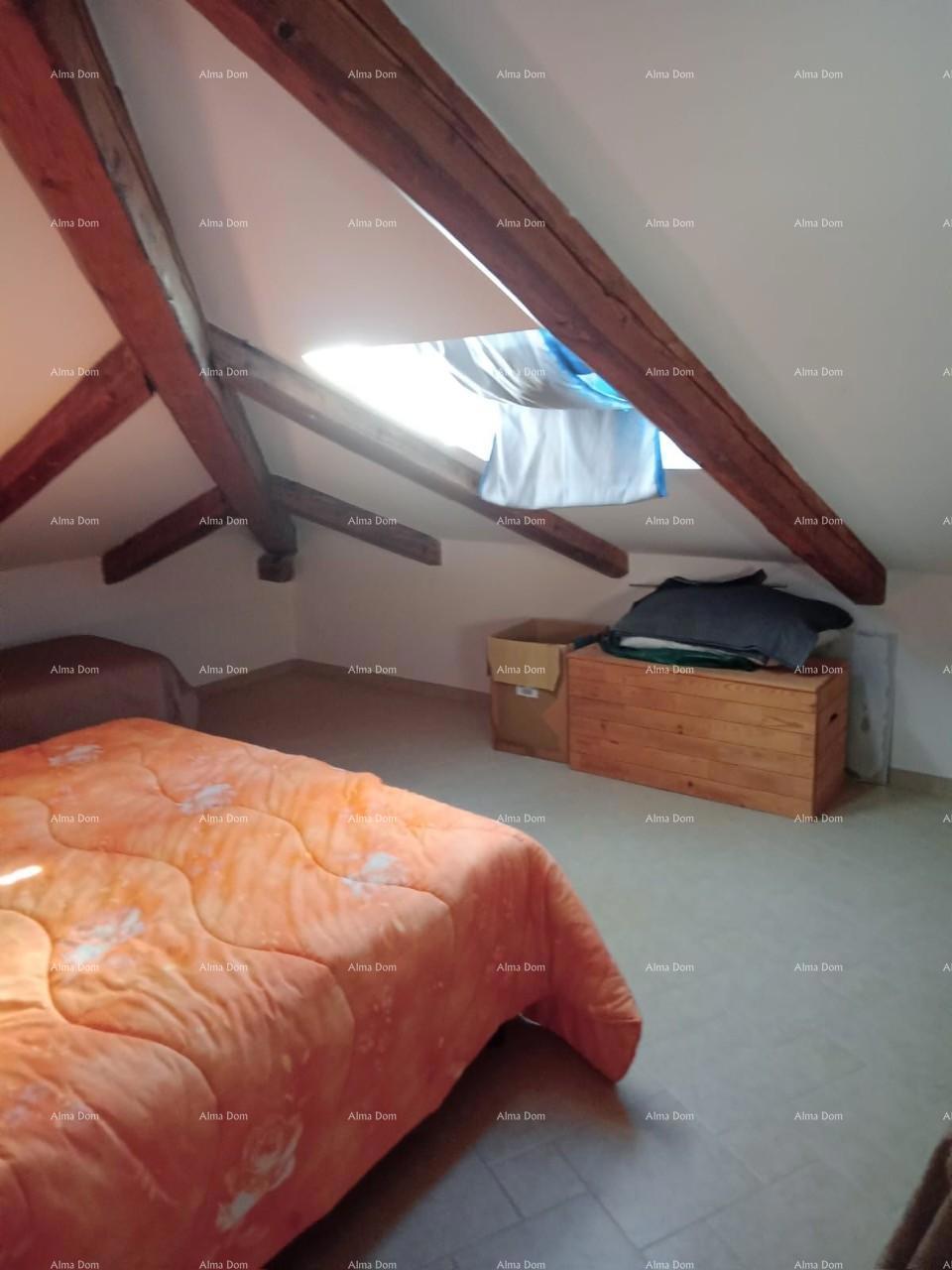 Vicino alla città di Umago. Vendesi duplex casa, 123,65 m² sulla riva del mare, a 10 metri dal mare.