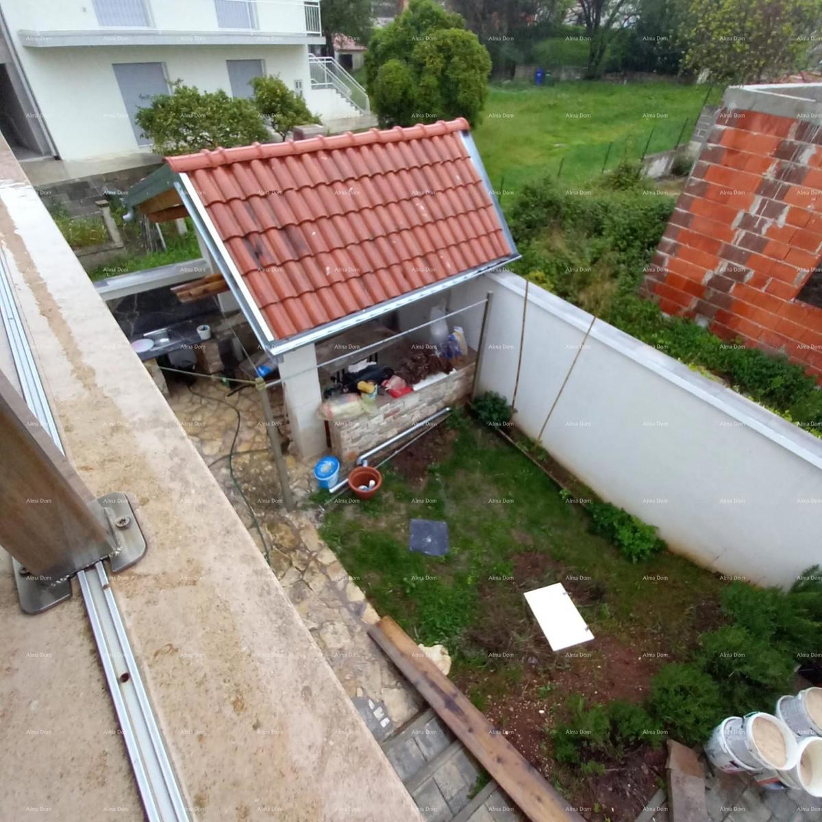 IN VENDITA – Casa con due appartamenti separati, Premantura