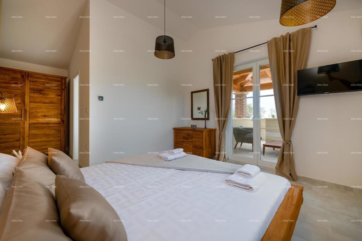 Vendita - villa di lusso con piscina e jacuzzi su ampio terreno, Marčana!